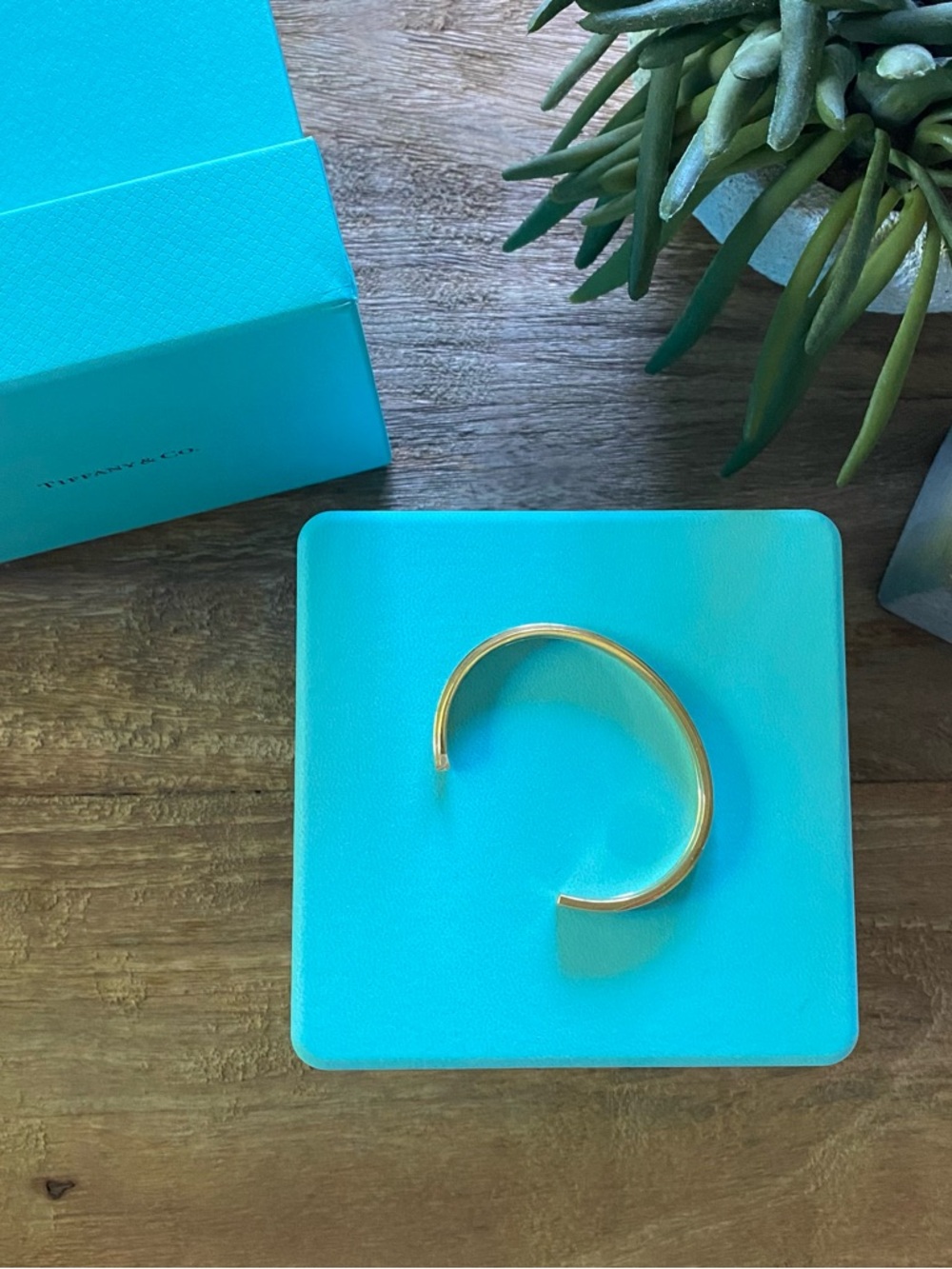 TIFFANY & CO. - 18 Carat Yellow Gold and Diamond Key
T Cuff with Leather Box - Picture 5 of 16